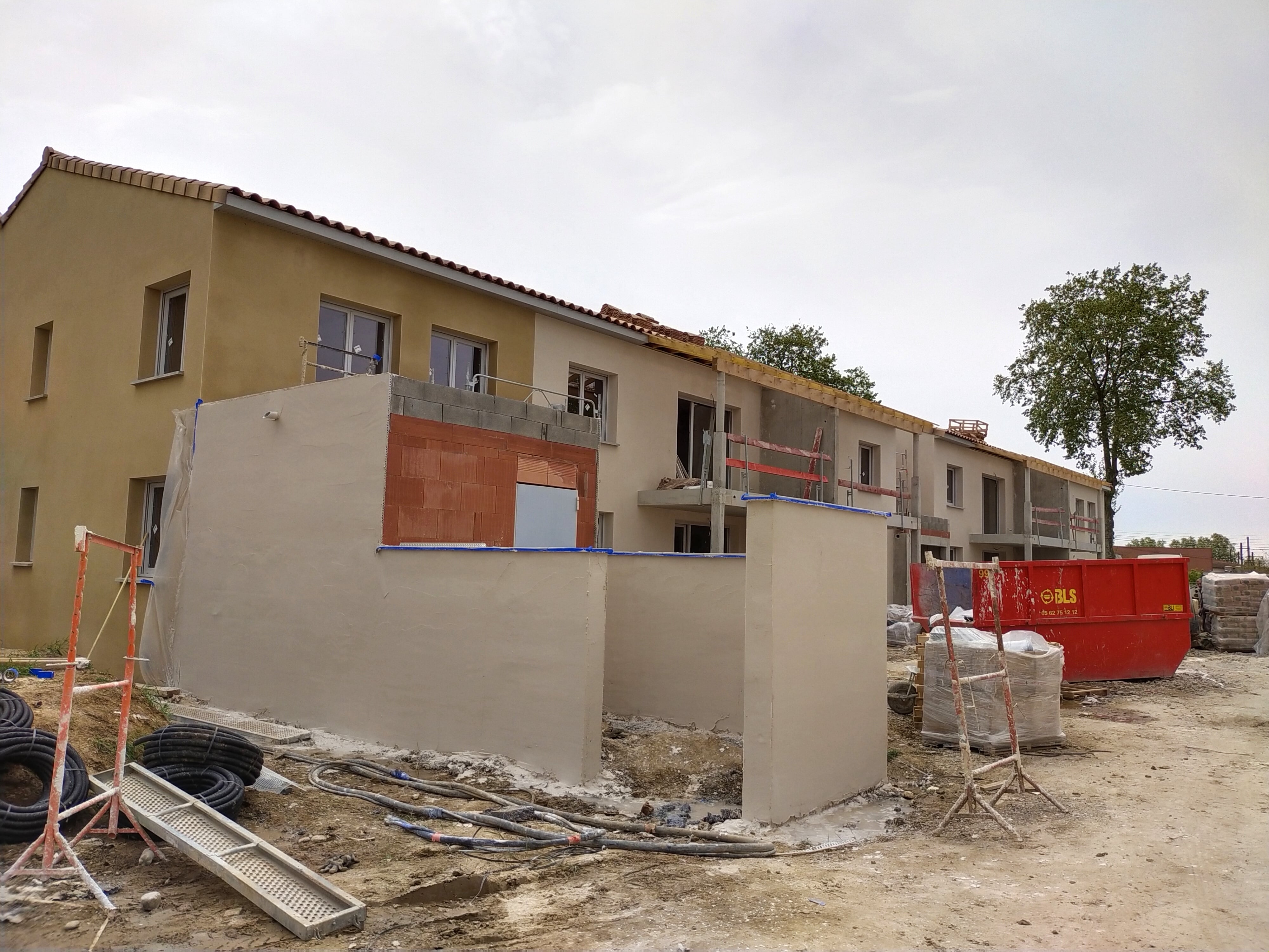 27 avril 2022 :  Bâtiment C : enduits et cloisonnement en cours