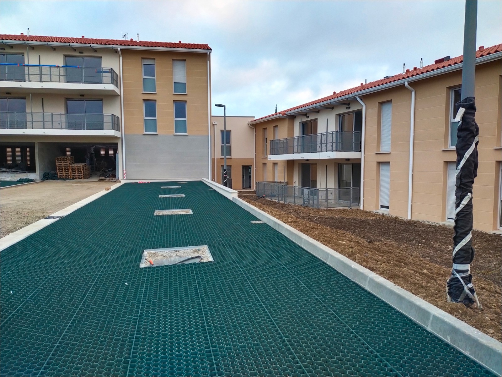 22 octobre 2021 :  VRD 2nde phase et serrurerie en cours
