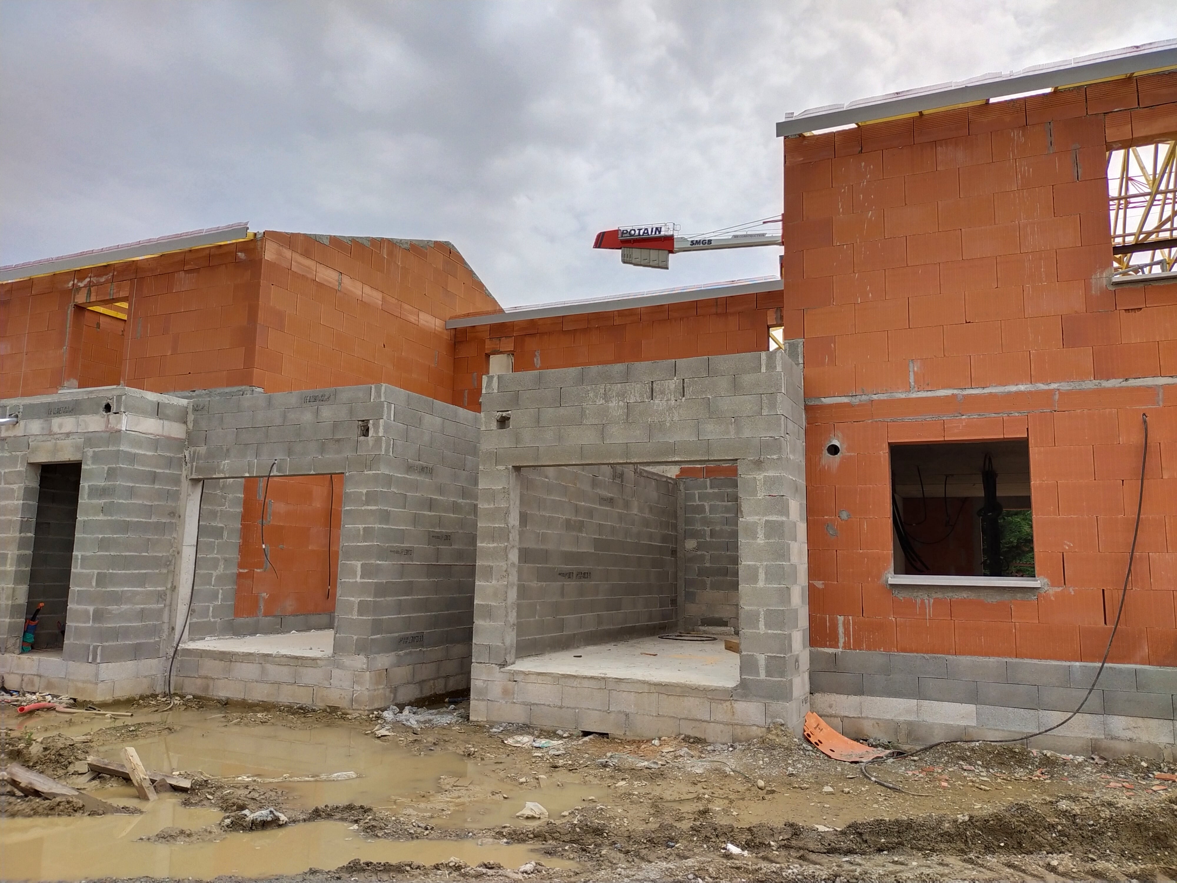 27 avril 2022 :  Bâtiment G : charpente en cours